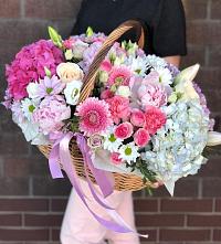 Композиция солнечный день в Рощинском Цветочная композиция из Розы, Хризантемы, Пионы и Лизиантусы в корзине в Рощинском
