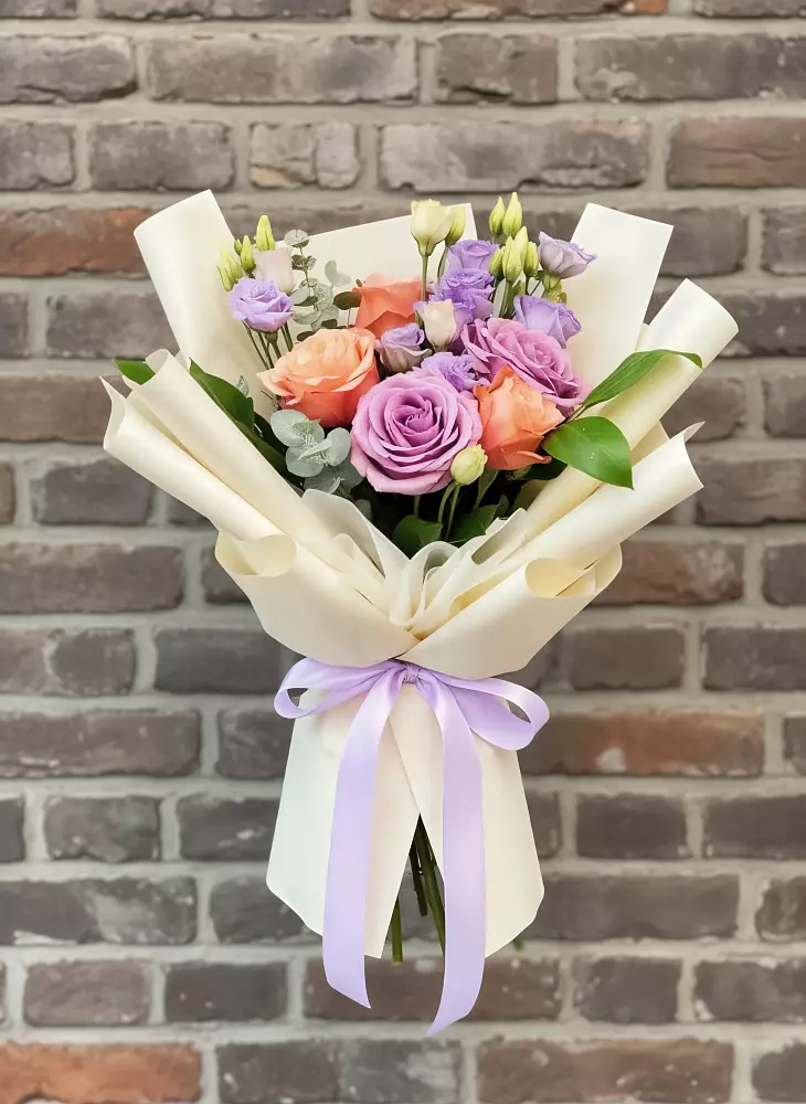 Букет цветов из: Лизиантусы и Розы в Рощинском