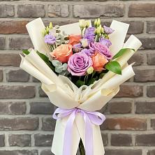 Букет цветов из:  Лизиантусы и Розы в Рощинском