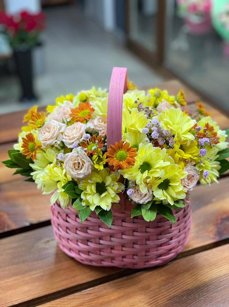 Цветочная композиция из Хризантемы и Розы в корзине в Рощинском