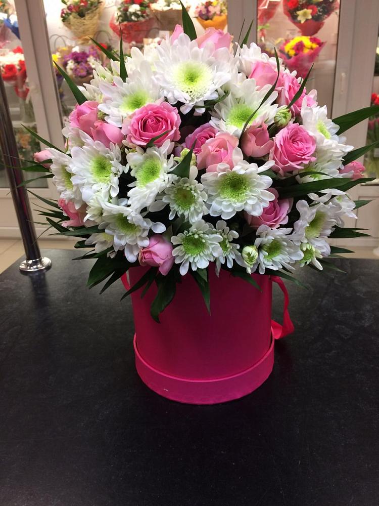 Цветочная композиция из Розы и Хризантемы в шляпной коробке в Рощинском