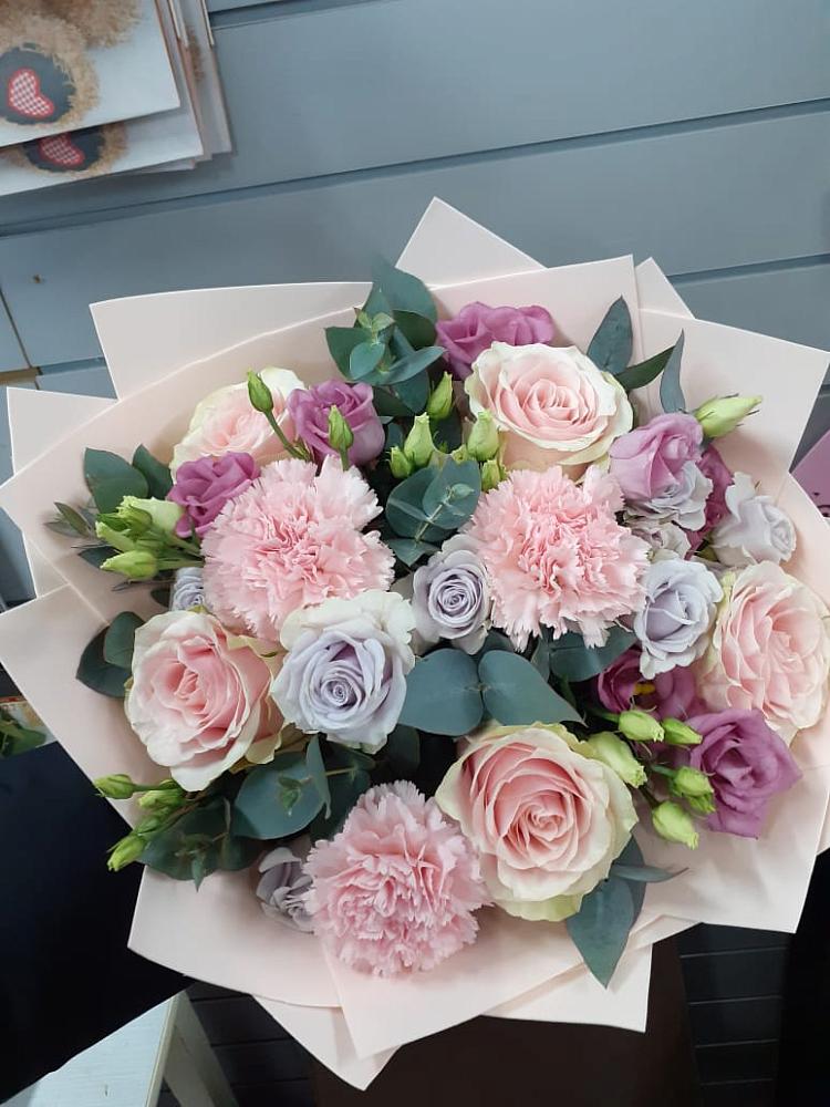 Букет цветов из: Розы, Гвоздики и Лизиантусы в Рощинском