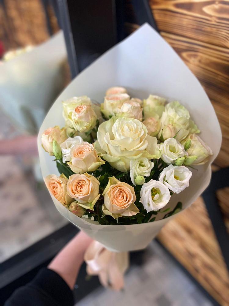 Букет цветов из: Розы и Лизиантусы в Рощинском